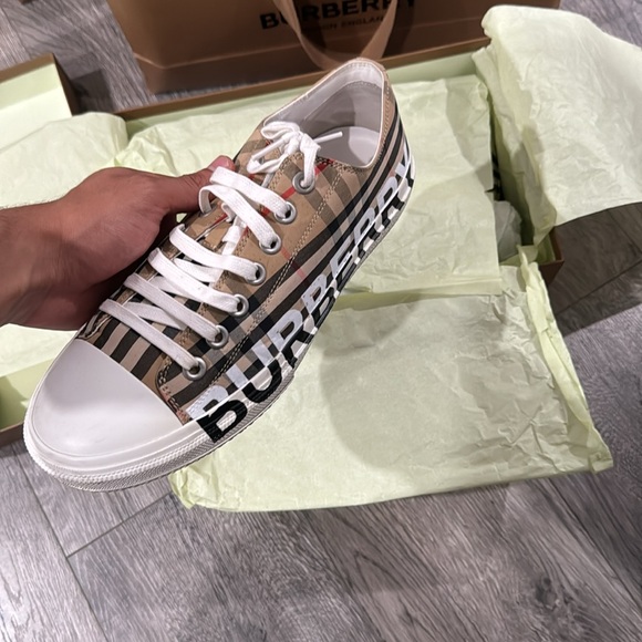 Burberry Logo Print Vintage Check. Size 43 $400 - Picture 3 of 4